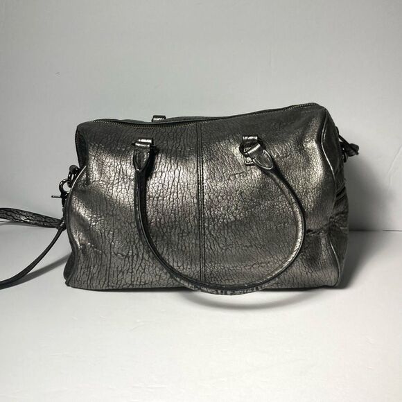 Badgley Mischka Metallic Silver Textured Leather Bag with Detachable Strap - Picture 3 of 9